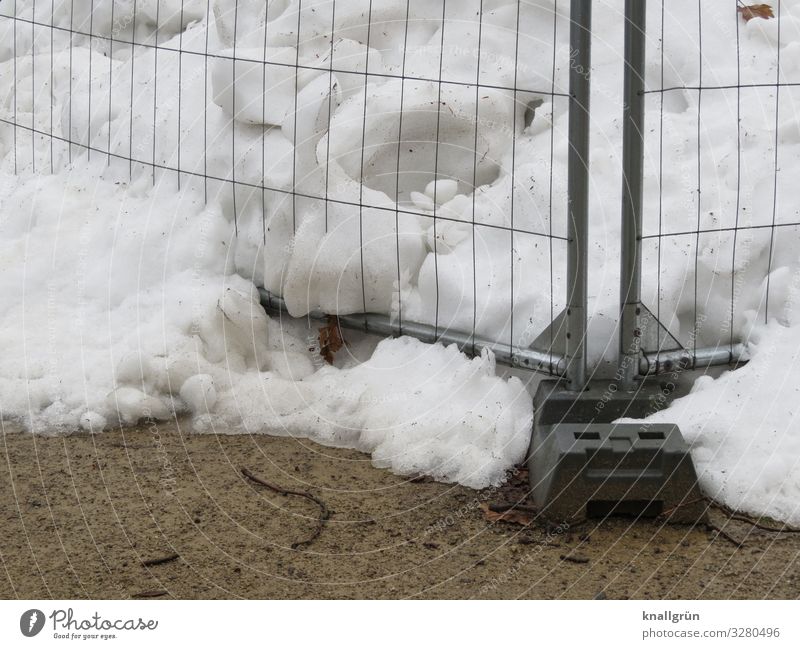 Schneemassen Winter Bauzaun grau weiß Schutz Stadt Schneeberg Farbfoto Außenaufnahme Menschenleer Textfreiraum links Textfreiraum unten Tag