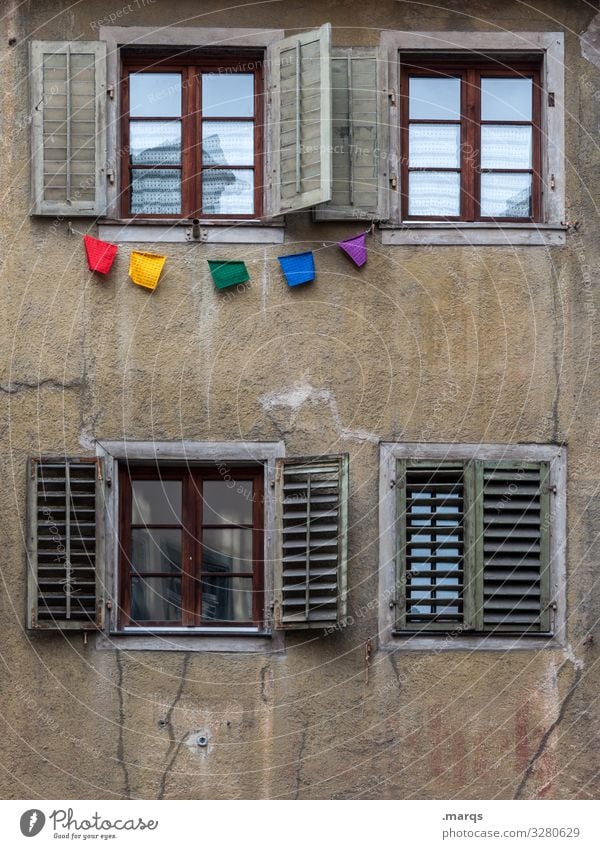 Party Fassade Fenster 4 Fahne Girlande alt braun mehrfarbig Farbe Freude Verfall Farbfoto Außenaufnahme Menschenleer Textfreiraum unten Textfreiraum Mitte