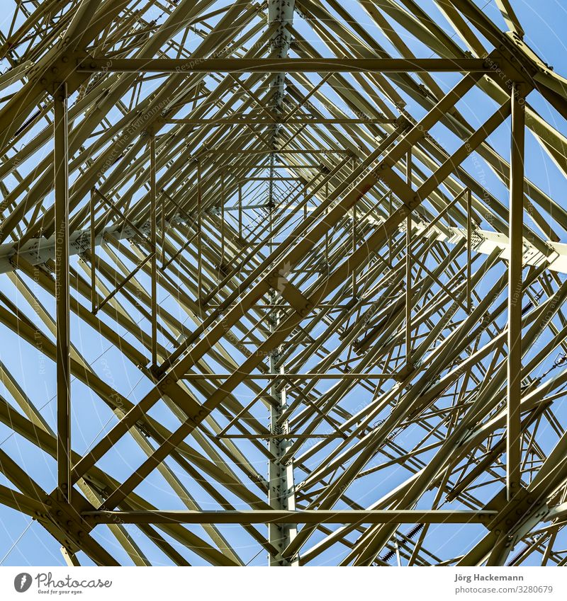 Strommasten, die Strom transportieren Ferne Industrie Technik & Technologie Umwelt Metall Stahl Linie hoch gefährlich Energie Fürsorge Perspektive
