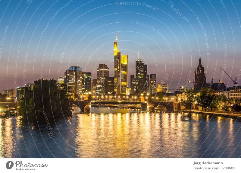 Skyline von Frankfurt bei Nacht, Deutschland Business Landschaft Fluss Stadt Stadtzentrum Hochhaus Brücke Architektur Sehenswürdigkeit Wahrzeichen modern