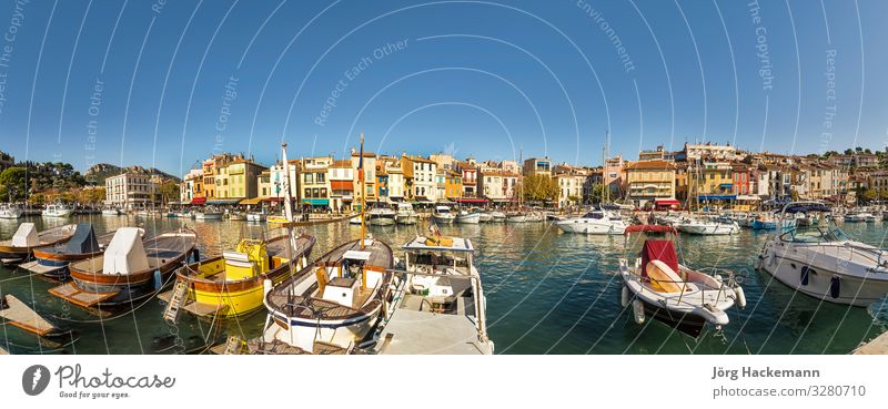 Cassis, französische Stadt an der Mittelmeerküste Ferien & Urlaub & Reisen Meer Restaurant Küste Hafen Fassade Jacht Segelboot Wasserfahrzeug historisch