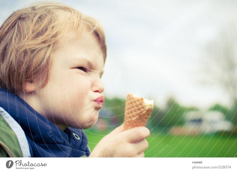 Bei jedem Wetter ein Genuss Dessert Speiseeis Süßwaren Ernährung Freizeit & Hobby Sommer Mensch maskulin Kind Junge Kindheit 1 3-8 Jahre Wolken Frühling Herbst