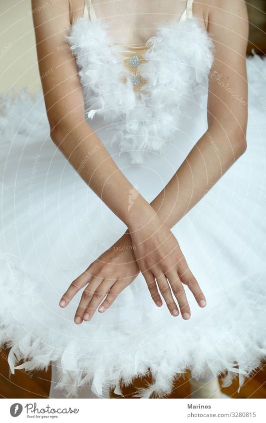 Nahaufnahme der Hände der Ballerina beim Tanz des Schwanensees. elegant schön Tanzen Mensch Frau Erwachsene Hand Kunst Tänzer Balletttänzer Mode Schuhe weiß