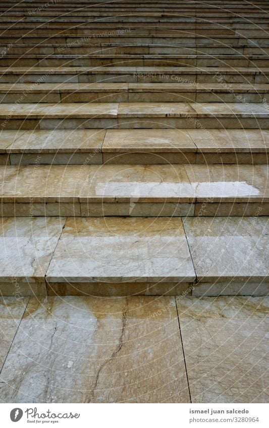 die Treppe auf der Straße Freitreppe Architektur Strukturen & Formen Treppenhaus Konstruktion Außenaufnahme urban alt nach oben abwärts Hintergrundbild