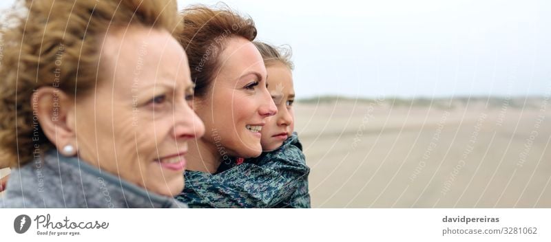 Drei Generationen Frauen schauen am Strand aufs Meer Lifestyle Freude schön Kind Internet Mensch Erwachsene Mutter Großmutter Familie & Verwandtschaft Sand