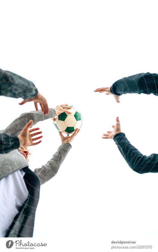 Drei Generationen spielen mit dem Fussball Lifestyle Freude Glück Spielen Strand Kind Mensch Frau Erwachsene Mutter Großmutter Familie & Verwandtschaft Hand