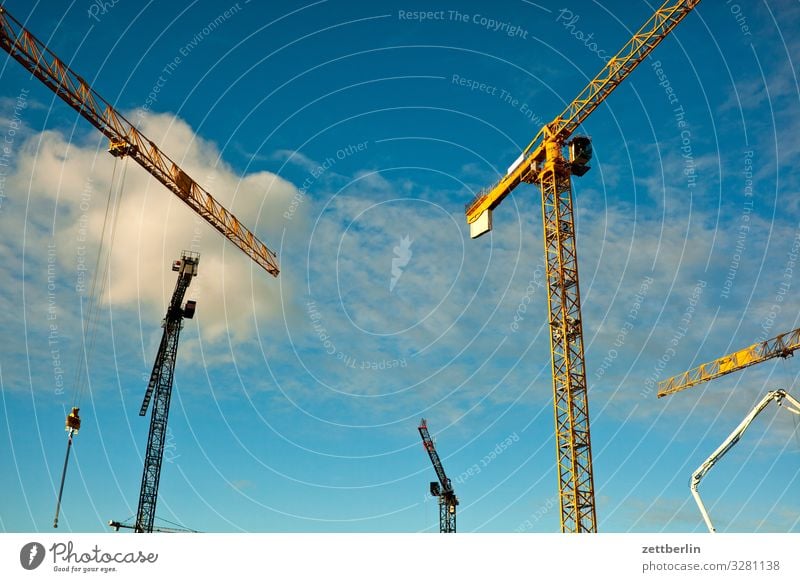 Baustelle großbaustelle Kran drehkran turmdrehkran Wohnung Wohnungssuche Wohnungssituation Hochbau Himmel Himmel (Jenseits) Wolken Menschenleer Textfreiraum