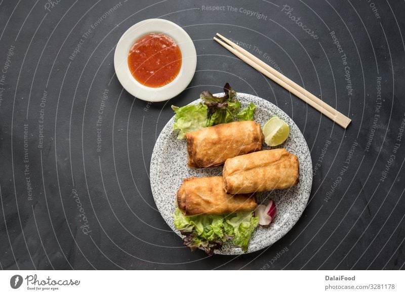 Gebratene chinesische Frühlingsrollen mit süßer Chilisauce Lebensmittel Gemüse Ernährung Mittagessen Abendessen Büffet Brunch Vegetarische Ernährung Teller