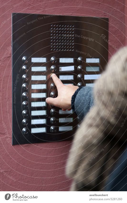 Finger drückt Klingel mit Gegensprechanlage Lifestyle Häusliches Leben Wohnung Haus Mensch Erwachsene Hand 1 Stadt Hochhaus Gebäude Tür Namensschild klingeln