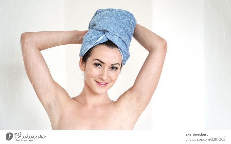 junge Frau mit Handtuch Turban Lifestyle schön Körperpflege Haare & Frisuren Wellness Spa Mensch feminin Junge Frau Jugendliche Erwachsene 1 18-30 Jahre Lächeln