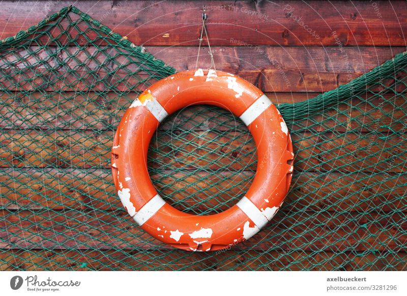 Rettungsring und Fischernetz Dekoration Mauer Wand alt Holz Holzwand Dekoration & Verzierung Schifffahrt nautisch Schiffsunglück Hilfsbereitschaft Farbfoto