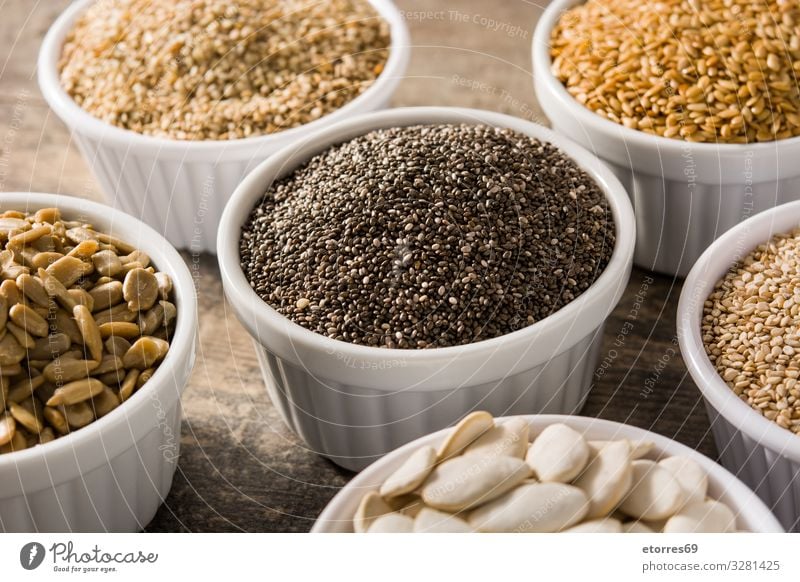 Sortiment von verschiedenen Samen in Schale auf Holztisch Lebensmittel Gesunde Ernährung Foodfotografie Saatgut Zutaten Getreide außergewöhnlich Kürbis Leinen