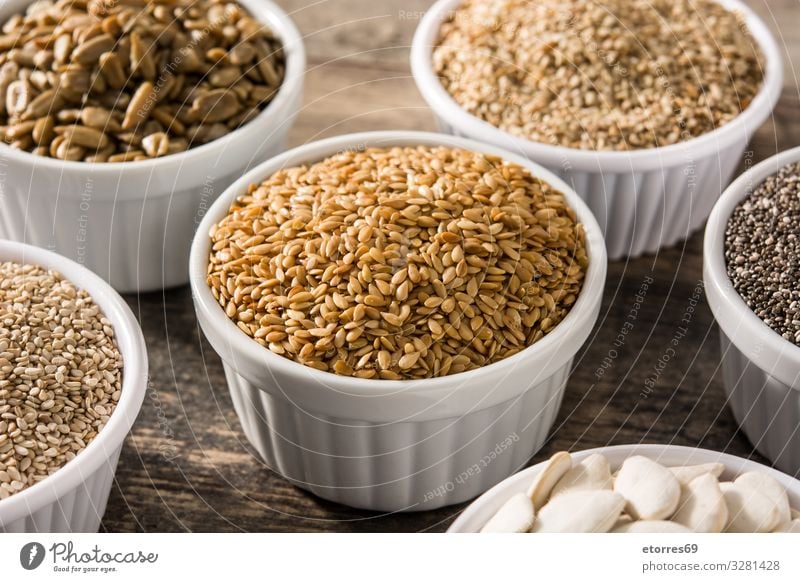 Sortiment von verschiedenen Samen in Schale auf Holztisch. Lebensmittel Gesunde Ernährung Foodfotografie Saatgut Zutaten Getreide außergewöhnlich Kürbis Leinen