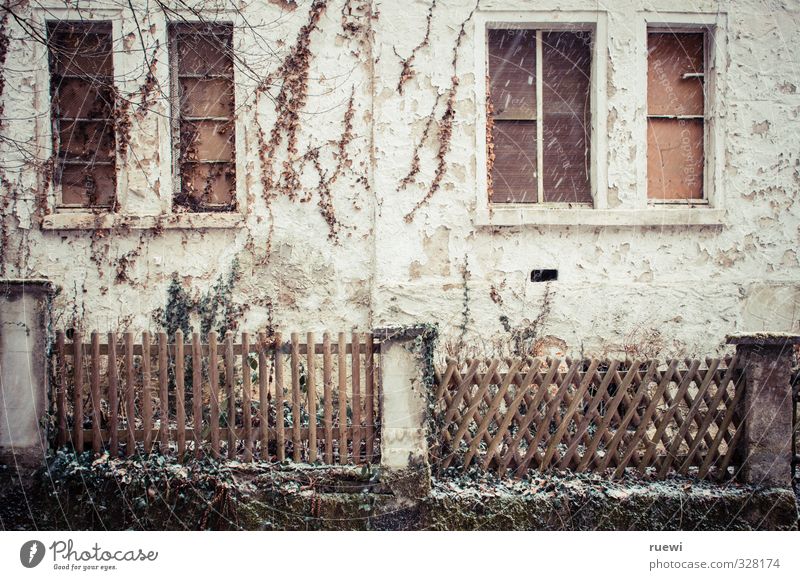 Geisterhaus Winter Schnee Schneefall Häusliches Leben Haus Renovieren Fassade Gartenzaun Handwerk Baustelle schlechtes Wetter Dorf Einfamilienhaus Ruine