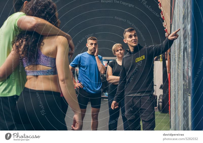 Der Trainer erklärt den Athleten in der Turnhalle Lifestyle Sport Tafel Mensch Frau Erwachsene Mann Menschengruppe Fitness hören sportlich Sporthalle erklären