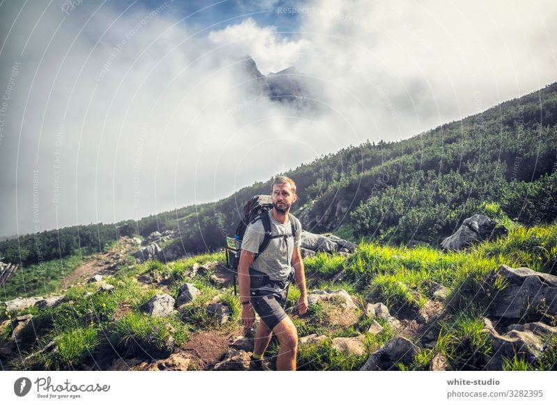 The Wanderer Mann Erwachsene wandern Abenteuer Bergsteiger Ferien & Urlaub & Reisen Rucksack Rucksacktourismus Rucksackurlaub Freiheit Tourismus Natur