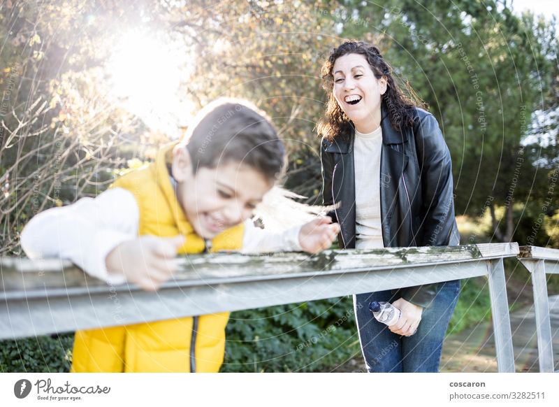 Mutter und Sohn spielen und lachen im Freien Lifestyle Freude Glück Freizeit & Hobby Spielen Sonne Berge u. Gebirge Muttertag Kindererziehung Bildung Mensch