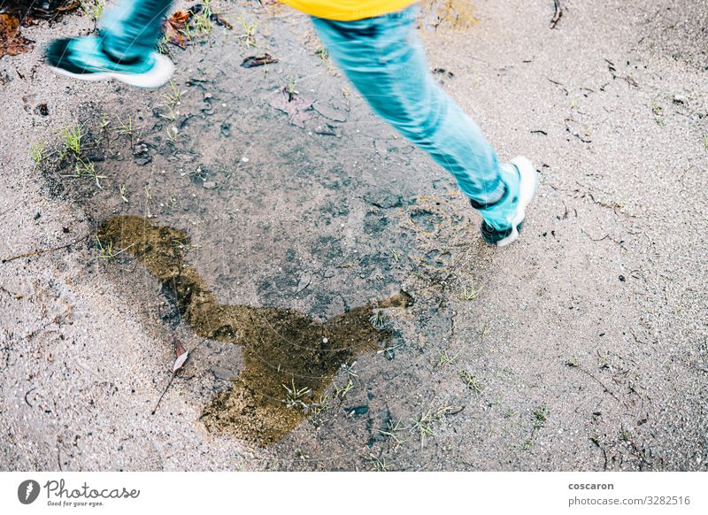 Reflexion der Kinderbeine beim Sprung in eine Pfütze Lifestyle Freude Glück Spielen Ferien & Urlaub & Reisen Sommer Winter Garten Sport Kleinkind Kindheit Beine