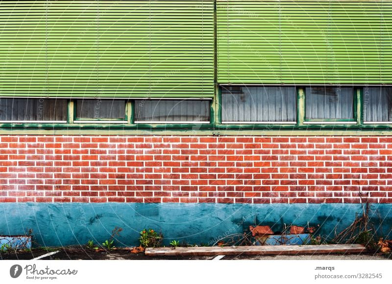 Fassade Gebäudeteil Backsteinwand Fenster Rollladen grün türkis orange alt Verfall Hinterhof halb geöffnet verlassen