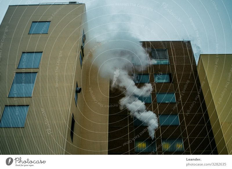 Rauch aus der Fabrik Industrieanlage alt blau braun gelb Klima Handel Zeit Zerstörung Klimawandel Abgas rauchend dunkel Farbfoto Menschenleer Textfreiraum links