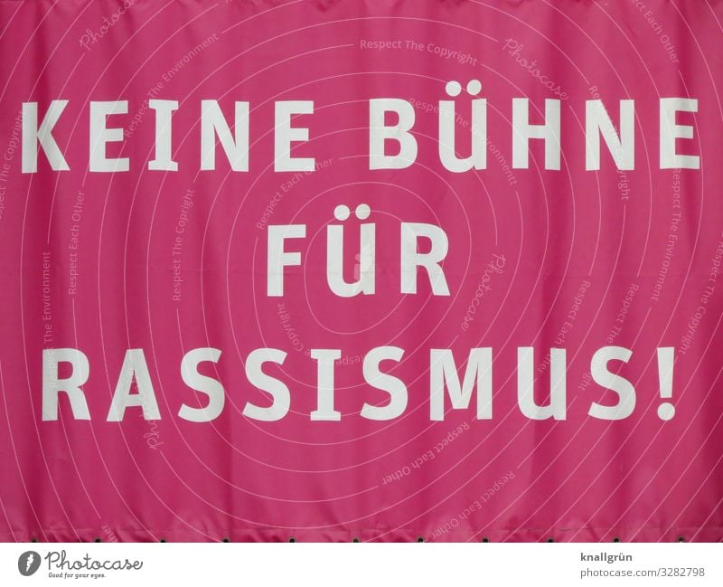 KEINE BÜHNE FÜR RASSISMUS! Vorhang Schriftzeichen Kommunizieren rot weiß Gefühle Mut Menschlichkeit Solidarität Verantwortung Entschlossenheit bedrohlich