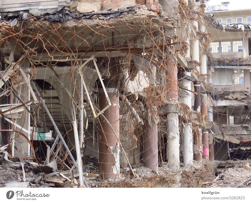 Vergänglichkeit Stadt Stadtzentrum Ruine Gebäude Kaufhaus Kaufhof Mauer Wand Fenster alt dreckig kaputt braun grau Ende Verfall Wandel & Veränderung Zerstörung