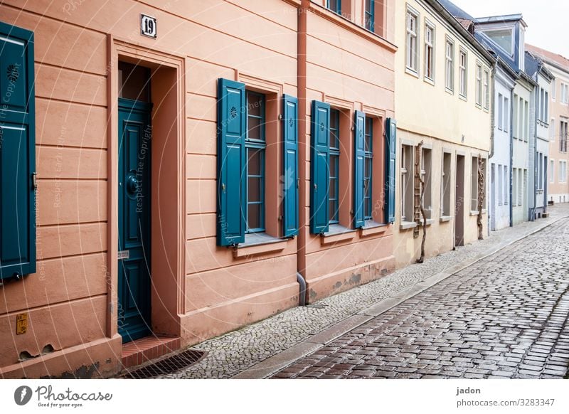 empty streets (11). Reichtum Wohnung Brandenburg an der Havel Stadt Altstadt Menschenleer Haus Bauwerk Gebäude Mauer Wand Fassade Fenster Tür Straße