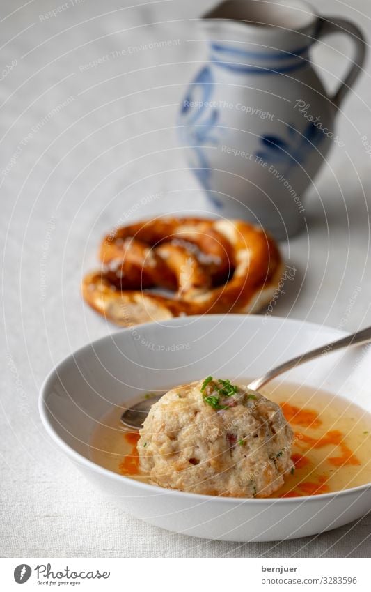 Speckknödel in einer Brühe Fleisch Suppe Eintopf Mittagessen Schalen & Schüsseln Holz rund braun weiß Speckknödelsuppe Bundesland Tirol Essen Küche speckknoedel