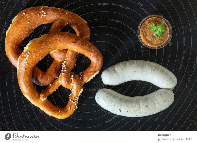 bayerische Weißwürste Wurstwaren Mittagessen Bier Oktoberfest frisch heiß weiß Weißwurst Aufsicht schiefer Portion zwei rustikal Senf Brezel Kalbswurst