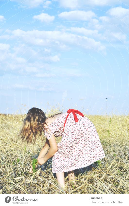 sommertag Kind Mädchen weiblich Kindheit Fröhlichkeit Unbeschwertheit Freiheit Sommer Sonnenlicht Wärme Kleid retro Haare & Frisuren Himmel Wolken Außenaufnahme