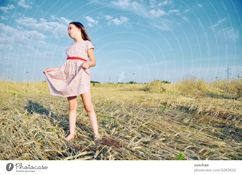 sterntaler Kind Mädchen feminin Freiheit Spielen Freude Gute Laune sommerlich Sommer Kleid Himmel Stroh Feld Kindheit Fröhlichkeit Unbeschwertheit retro