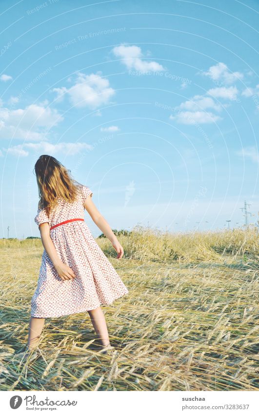 sommertag (2) Kind Mädchen feminin Freiheit Spielen Freude Gute Laune sommerlich Sommer Kleid Haare & Frisuren Himmel Stroh Feld Kindheit Fröhlichkeit