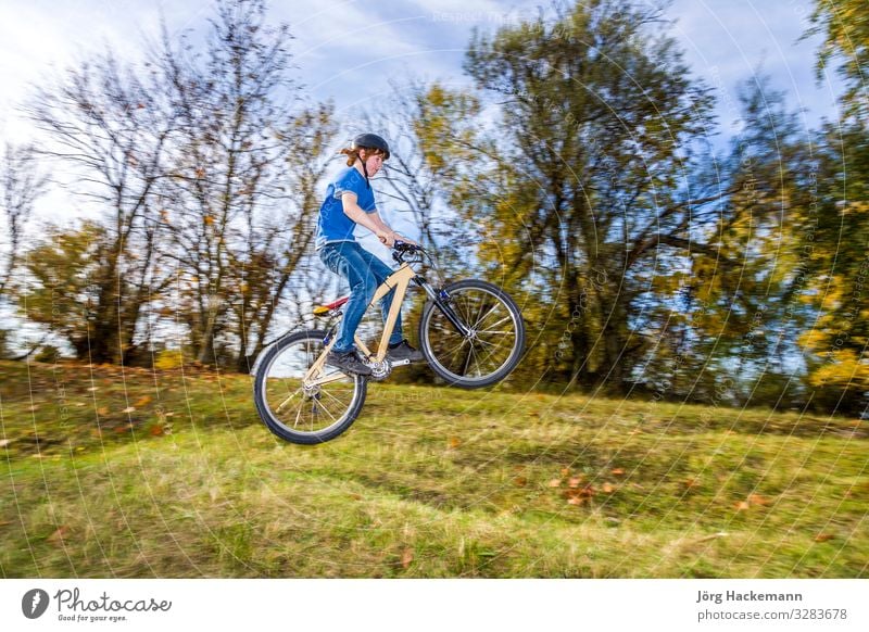 Junge springt mit seinem Geländemotorrad über eine Rampe Freude Glück Sommer Jugendliche Natur Fitness springen BMX Fahrrad passen Training luftgestützt