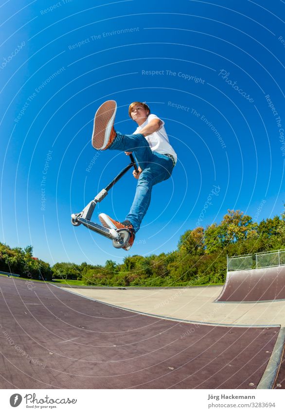 Roller fahrender Junge Lifestyle Freude Glück Freizeit & Hobby Spielen Sport Kind Mensch Fuß Himmel Wolken Park Straße Schuhe Bewegung Fitness springen