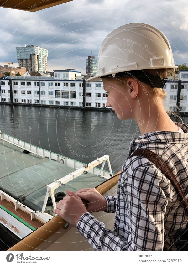 Unsere Zukunft Mensch feminin Mädchen 1 8-13 Jahre Kind Kindheit Hafenstadt Schifffahrt Binnenschifffahrt Helm Wasser entdecken oben Bildung innovativ Farbfoto