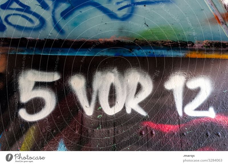 5 vor 12 Ziffern & Zahlen Zeit Uhrzeit Termin & Datum Druck zeitdruck Stress deadline Ende Graffiti Schriftzeichen Lockdown coronavirus knapp highnoon