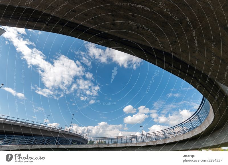 Brücke Himmel Wolken Brückengeländer gebogen rund Wege & Pfade Straße Dynamik Verkehrswege Straßenverkehr Schönes Wetter Perspektive