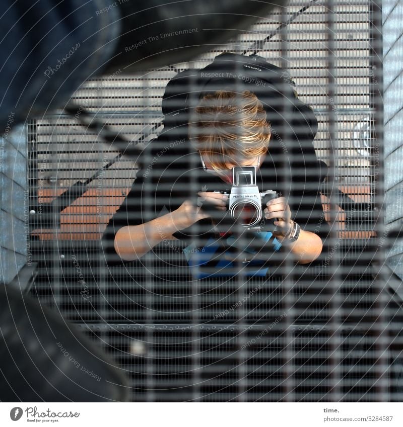 photographing photographers feminin Frau Erwachsene 2 Mensch Künstler Turm Bauwerk Gebäude Treppe Plattform Schuhe blond kurzhaarig Gitter Fotokamera beobachten