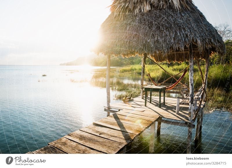 Dock during sunset with sun beam at lake Itza, Guatemala Erholung Ferien & Urlaub & Reisen Tourismus Ferne Sommer Sonne Strand Natur Landschaft Grünpflanze