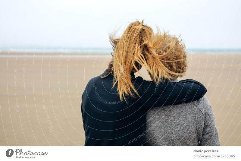 Rückansicht einer älteren und jungen Frau mit Blick aufs Meer Lifestyle Glück schön ruhig Strand Mensch Erwachsene Mutter Großmutter Familie & Verwandtschaft