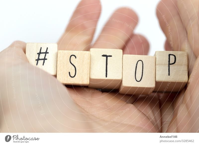 Holzwürfel von Menschenhand mit dem Wort "Stop" als Hashtag Leben Erfolg Business Hand Finger Medien Beratung Denken machen Beginn Glaube Religion & Glaube Idee