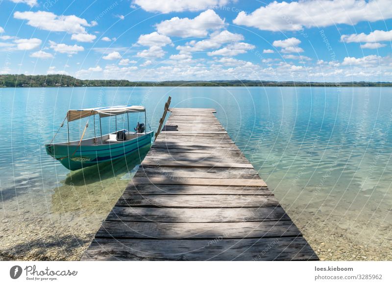 Boat at a dock at lake Itza Erholung Ferien & Urlaub & Reisen Ferne Sightseeing Sommer Sonne Strand Natur Himmel Wolken Wellen See Bootsfahrt Fischerboot