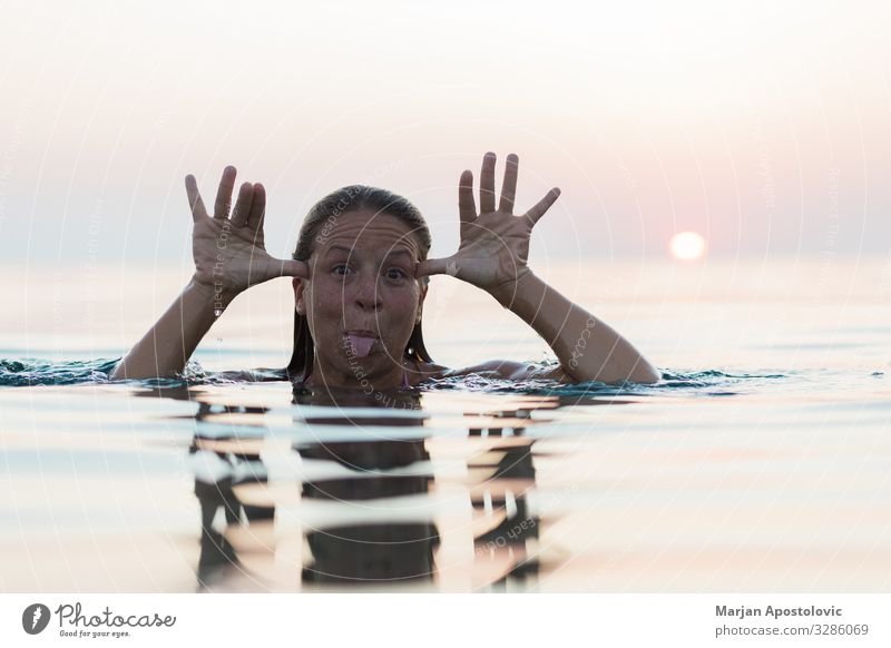 Junge Frau, die im Meer herumtollt. Freude Schwimmen & Baden Ferien & Urlaub & Reisen Sommer Sommerurlaub Mensch feminin Jugendliche Erwachsene 1 30-45 Jahre