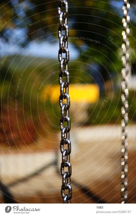 Eisenringe Spielen Kinderspiel Schaukel Spielplatz Eisenkette Metallring Schönes Wetter schaukeln glänzend kalt gelb Freude Glück Fröhlichkeit Lebensfreude