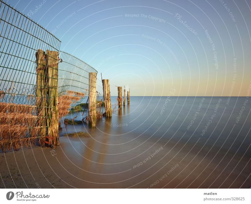 EU-Aussengrenze Landschaft Sand Wasser Himmel Wolkenloser Himmel Horizont Sonnenlicht Wetter Schönes Wetter Küste Strand Ostsee blau braun Zaun Zaunpfahl Buhne