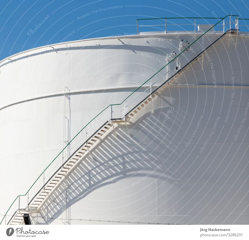 weiße Tanks im Tanklager mit Eisentreppe Sommer Industrie Pflanze Himmel Metall Stahl Erdöl blau Geborgenheit Energie Gas Raunheim groß Chemie Konstruktion