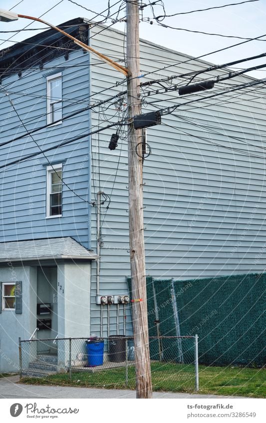 Holzaugenfassade sei wachsam! Technik & Technologie Fortschritt Zukunft Telekommunikation Informationstechnologie Telefonmast Strommast Infrastruktur