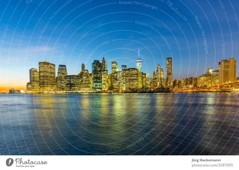 Manhattan Waterfront bei Nacht Ferien & Urlaub & Reisen Büro Business Fluss Stadt Stadtzentrum Skyline Hochhaus Brücke Gebäude Architektur retro New York State