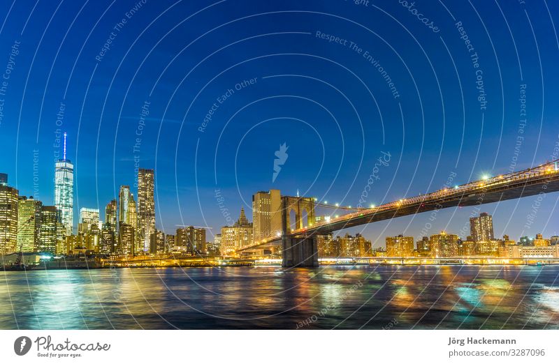 Manhattan Waterfront bei Nacht Ferien & Urlaub & Reisen Büro Business Fluss Stadt Stadtzentrum Skyline Hochhaus Brücke Gebäude Architektur retro New York State