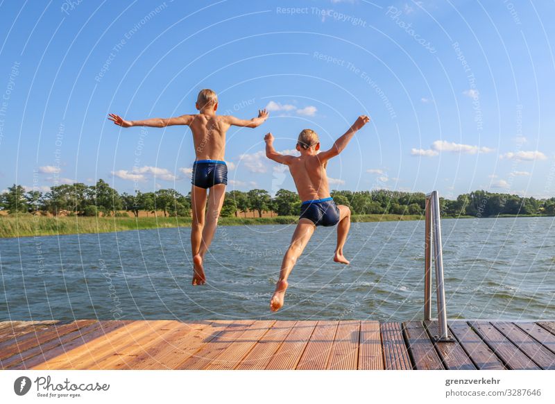 Zwillingssprung Schwimmen & Baden Freizeit & Hobby Sommerurlaub Strand Junge Geschwister Kindheit Rücken 2 Mensch 8-13 Jahre Badehose blond Abenteuer Freude